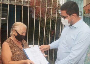 Após 60 anos de espera, moradores recebem títulos de Regularização Fundiária na região central