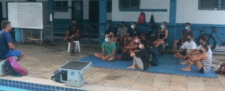 Equipe de Natação de Caraguatatuba tem dia de experiência com um dos maiores técnicos brasileiro da modalidade