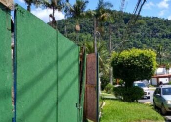 Prefeitura de Caraguatatuba embarga obra irregular em condomínio da Tabatinga