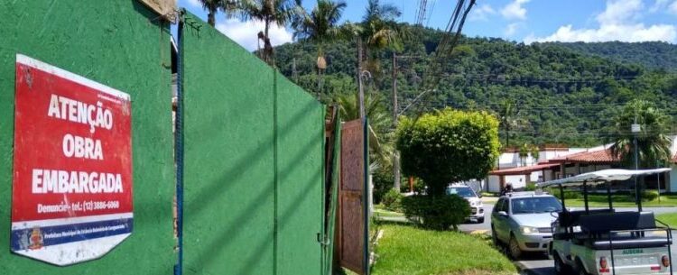 Prefeitura de Caraguatatuba embarga obra irregular em condomínio da Tabatinga