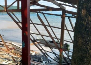 Prefeitura de Caraguatatuba retira telhado em risco de quiosque na Tabatinga