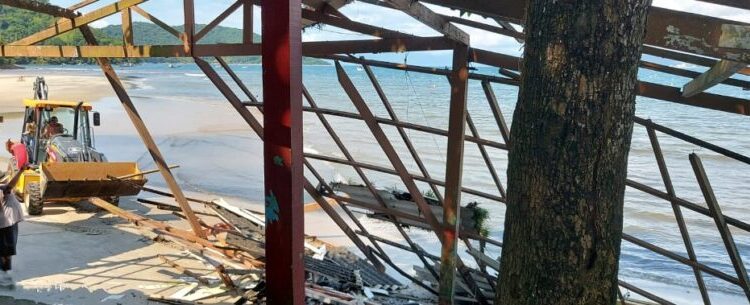 Prefeitura de Caraguatatuba retira telhado em risco de quiosque na Tabatinga