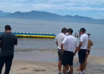 Fiscalização da Prefeitura de Caraguatatuba e Marinha orientam donos de embarcações sobre segurança no mar