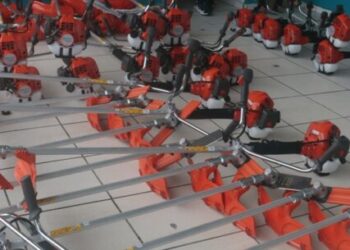 Prefeito de Caraguatatuba entrega 50 novas roçadeiras para ações da SESEP