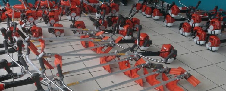 Prefeito de Caraguatatuba entrega 50 novas roçadeiras para ações da SESEP