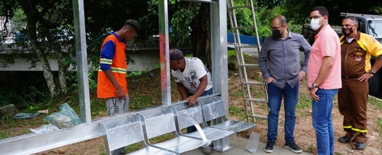 Prefeitura de Caraguatatuba inicia mais uma etapa de instalação de abrigos de pontos de ônibus