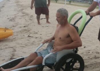 Retorno do programa Praia Para Todos é marcado pela inclusão social e esportiva de autistas e PCDs