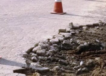 Prefeitura de Caraguatatuba realiza manutenção de bloquetes na Rua Alameda das Algas, no bairro Golfinhos