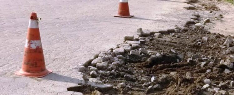 Prefeitura de Caraguatatuba realiza manutenção de bloquetes na Rua Alameda das Algas, no bairro Golfinhos