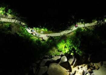 Trilha da Pedra da Freira iluminada: mais um ponto turístico valorizado em Caraguatatuba