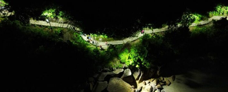 Trilha da Pedra da Freira iluminada: mais um ponto turístico valorizado em Caraguatatuba