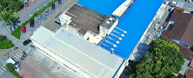 Com 80% dos serviços concluídos, Prefeitura segue com reforma de substituição do telhado do CEM/CEO