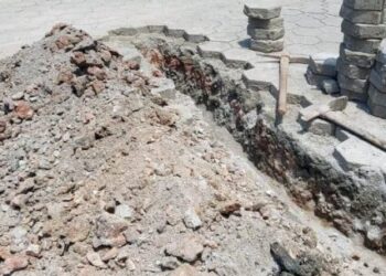 Fiscalização da Prefeitura de Caraguatatuba flagra ligação irregular de esgoto no Jetuba e morador é autuado