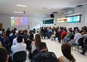 Corretores de Imóveis participam de palestra sobre técnicas de comunicação em Caraguatatuba
