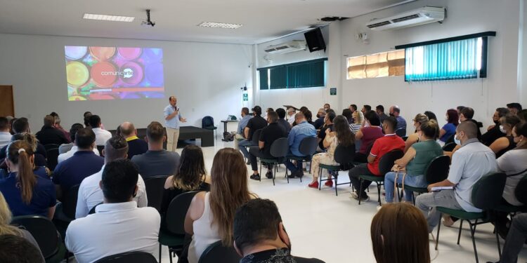 Corretores de Imóveis participam de palestra sobre técnicas de comunicação em Caraguatatuba