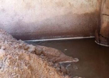 Prefeitura de Caraguatatuba troca tubos de drenagem em rua no Morro do Algodão