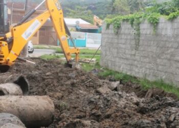 Prefeitura de Caraguatatuba troca tubulação danificada no Jardim Gaivotas