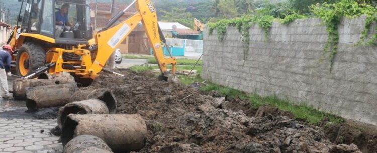 Prefeitura de Caraguatatuba troca tubulação danificada no Jardim Gaivotas
