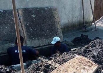 Prancha de surfe é encontrada durante limpeza de bueiros em Caraguatatuba