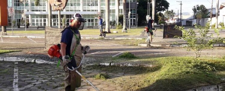 Prefeitura de Caraguatatuba realiza serviços de limpeza e roçada em vários bairros