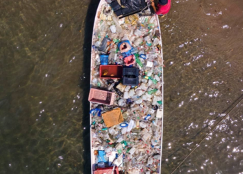 Pescadores de Caraguatatuba participam do Torneio de Pesca de Plástico, evento promovido pela cerveja Corona para limpeza do mar   