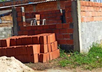 Prefeitura de Caraguatatuba notifica construções irregulares em área particular invadida no Perequê-Mirim