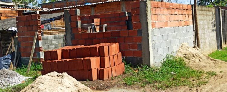 Prefeitura de Caraguatatuba notifica construções irregulares em área particular invadida no Perequê-Mirim