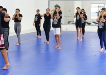 Aula de Defesa Pessoal Feminina de Krav Maga recebe cerca de 20 mulheres em Caraguatatuba