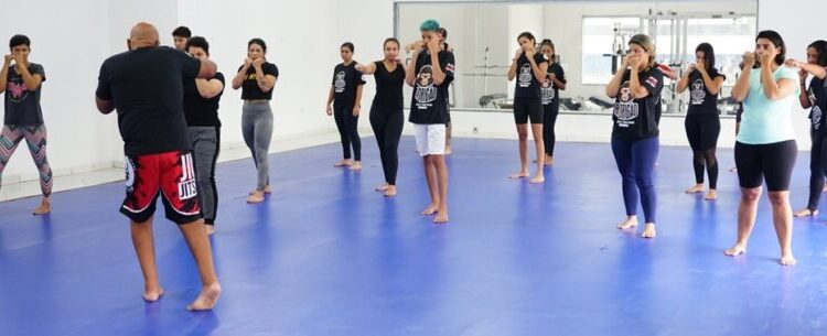 Aula de Defesa Pessoal Feminina de Krav Maga recebe cerca de 20 mulheres em Caraguatatuba