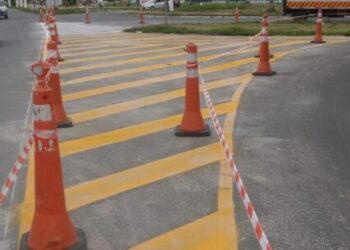 Avenida José da Costa Pinheiro Júnior recebe sinalização viária após recapeamento asfáltico