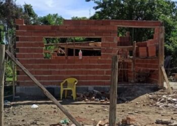 Prefeitura de Caraguatatuba notifica construções irregulares em área particular invadida no Pegorelli