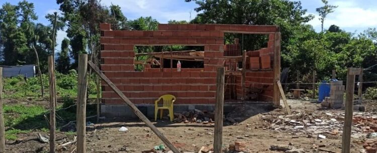 Prefeitura de Caraguatatuba notifica construções irregulares em área particular invadida no Pegorelli