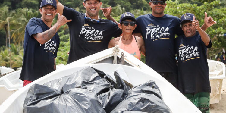 Torneio de Pesca de Plástico: em parceria com pescadores de comunidade local,  Corona resgata meia tonelada de plástico do mar