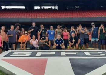 10 atletas de boxe de Caraguatatuba participam de intercâmbio no estádio do São Paulo Futebol Clube