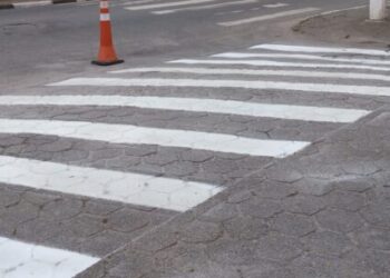 Três ruas da região Sul de Caraguatatuba recebem nova sinalização viária