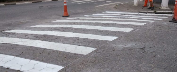 Três ruas da região Sul de Caraguatatuba recebem nova sinalização viária