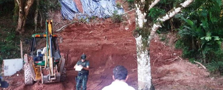 Ação ambiental embarga obra, recolhe caminhão e coíbe extração irregular de terra na Cocanha