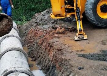 Prefeitura de Caraguatatuba troca tubos de drenagem no bairro Golfinhos