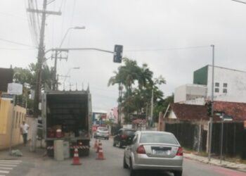 Prefeitura de Caraguatatuba realiza manutenção no semáforo da Avenida Frei Pacífico Wagner