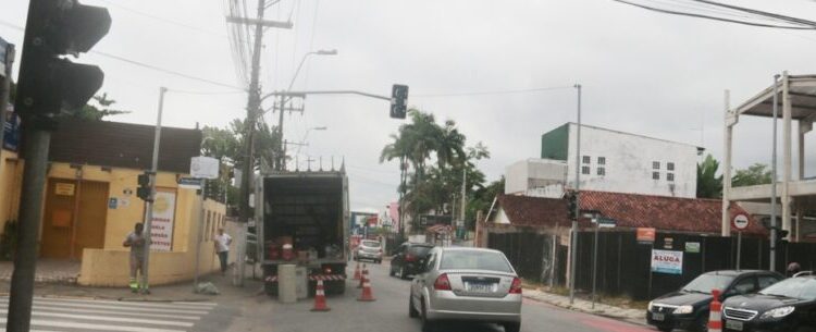 Prefeitura de Caraguatatuba realiza manutenção no semáforo da Avenida Frei Pacífico Wagner