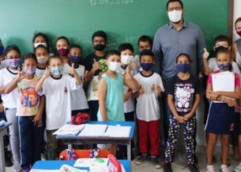 Prefeito de Caraguatatuba acompanha início da distribuição de materiais escolares