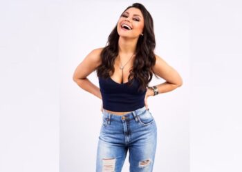 Humorista Bruna Louise é atração no Teatro Mario Covas com seu novo Stand Up ‘Deslocada’