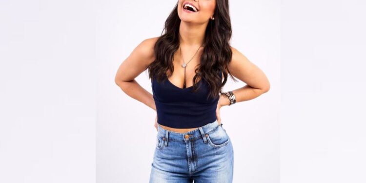 Humorista Bruna Louise é atração no Teatro Mario Covas com seu novo Stand Up ‘Deslocada’