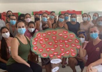 Secretaria de Administração faz acolhimento em escola de Caraguá após falecimento de coordenadora