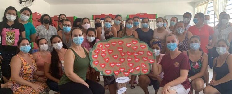 Secretaria de Administração faz acolhimento em escola de Caraguá após falecimento de coordenadora