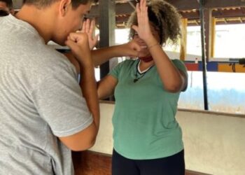Estudantes de escola estadual de Caraguatatuba participam de aula de boxe no CEMUG