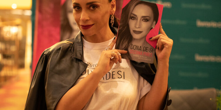 Suzana Pires recebe famosos como Cristiana Oliveira em lançamento de livro