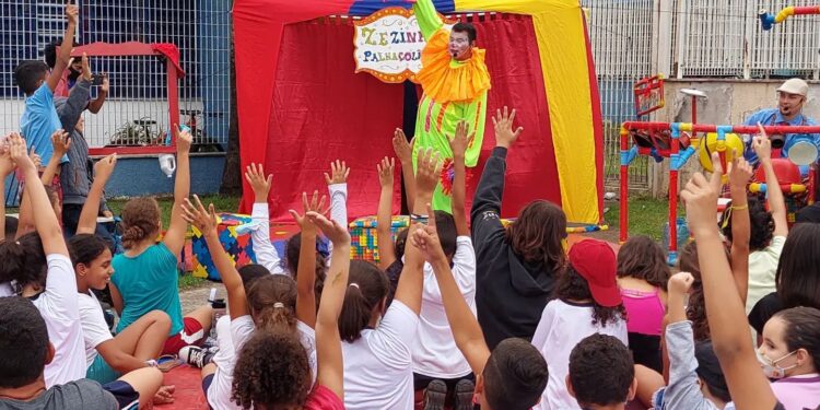 Bairro Perequê-Mirim recebe espetáculo gratuito ‘Zezinho na Palhaçolândia’ neste domingo
