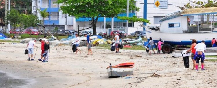 Com previsão de chuvas, ação de limpeza de praia é transferida para 26 de março
