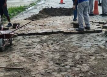 Prefeitura faz manutenção de bloquetes na Avenida Siqueira Campos, no Centro